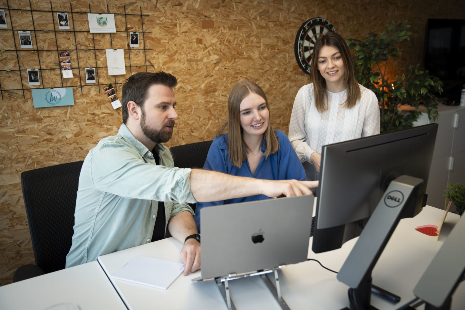 Teamleden wijzen naar het scherm om SEO-analysete bespreken