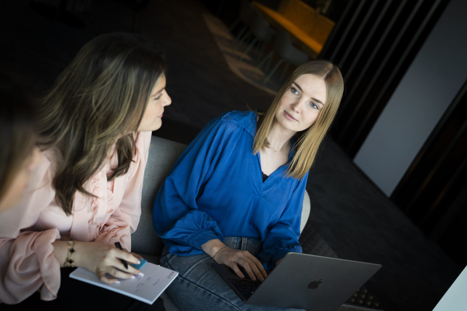 2 leden van het team bespreken een SEO-strategie