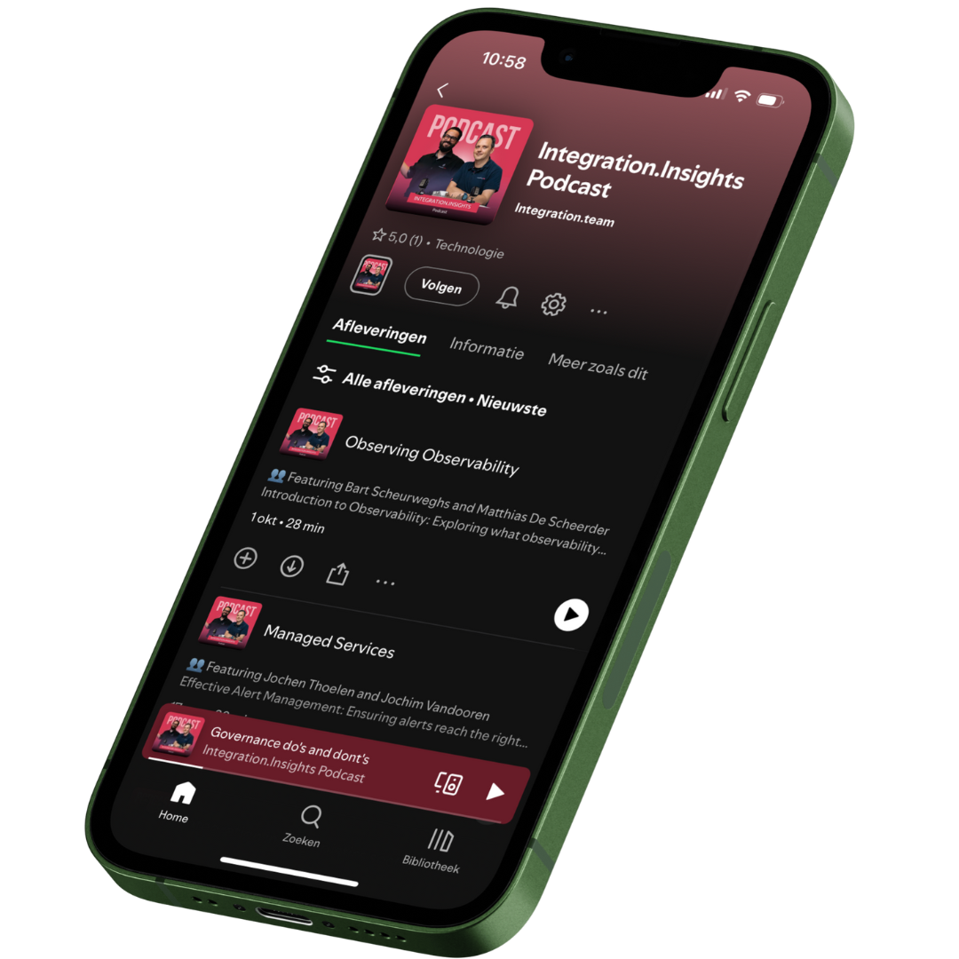 Een mock-up van een telefoon met de podcast op Spotify