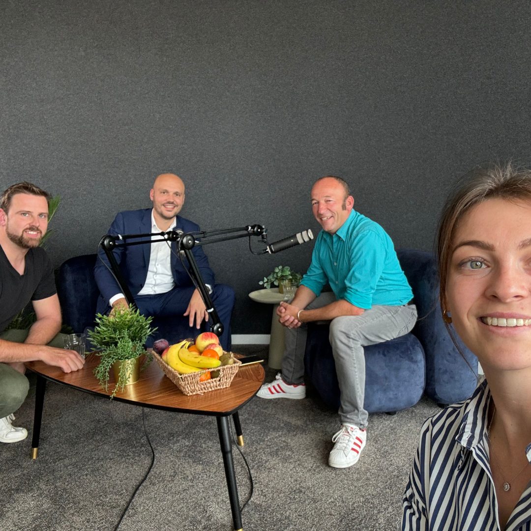 Foto opname podcast met host Yannick, gast Philippe en Manon en Tim van Nova