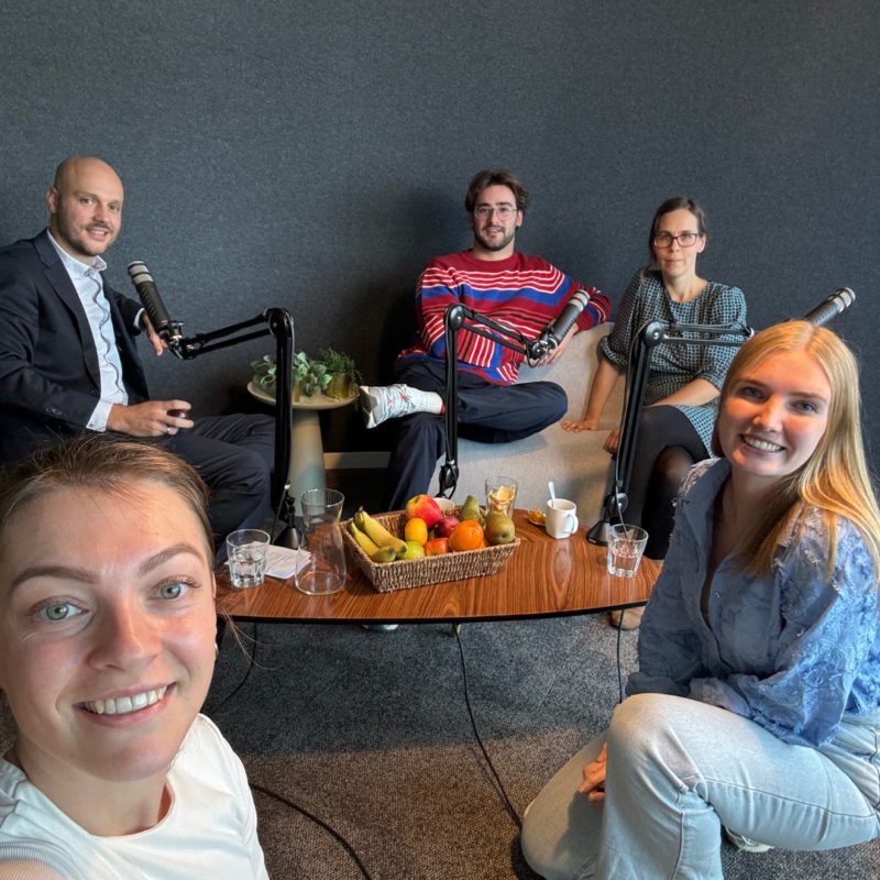 Foto podcast opname met host Yannick, 2 gasten van de diabetes liga en Manon en Eva van Nova